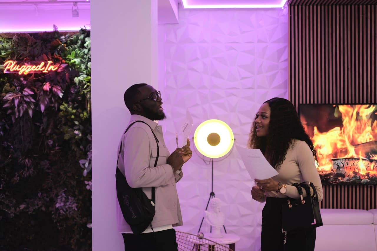 2 attendees talking to each other